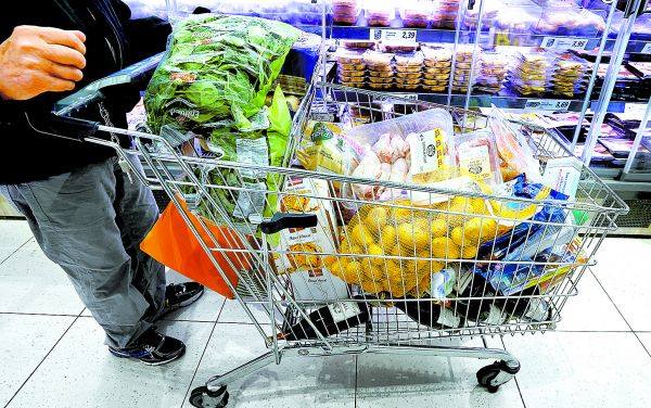Los países de altos ingresos lideran la proporción de artículos de consumo con mayores aumentos de precios. ERIC GAILLARD/REUTERS
