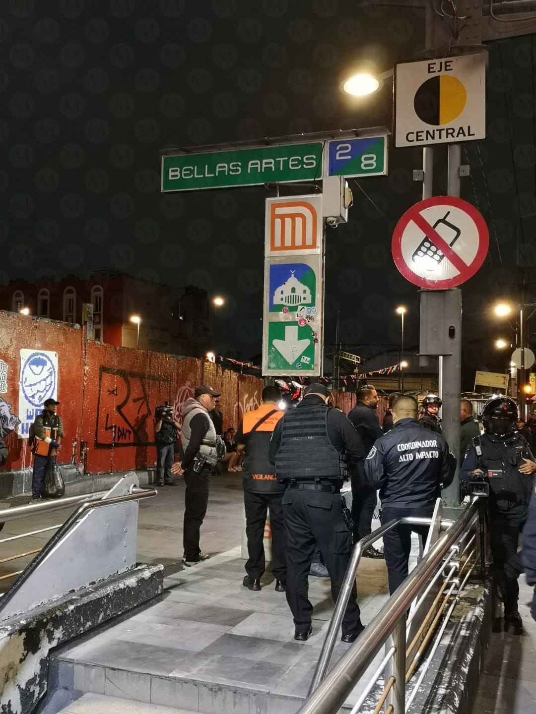 Policías arribaron a inmediaciones del Metro Bellas Artes (Jorge Becerril)