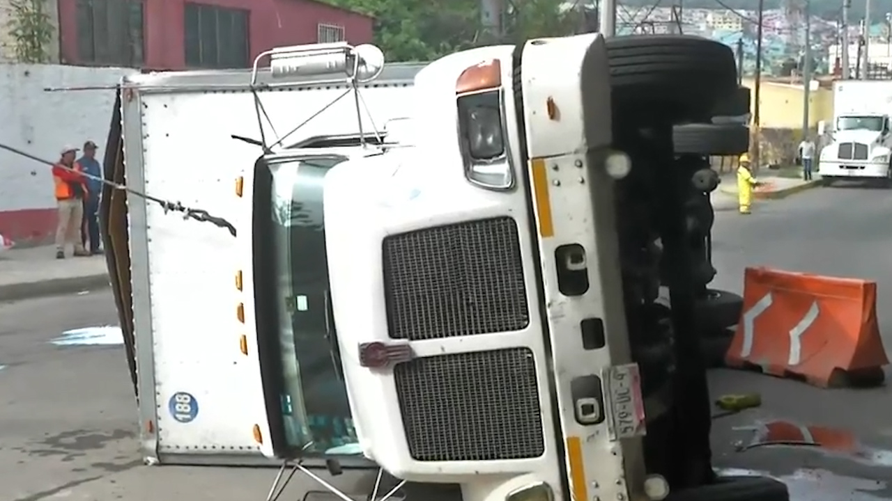 Se registra volcadura de camión tipo torton en la autopista México-Pachuca