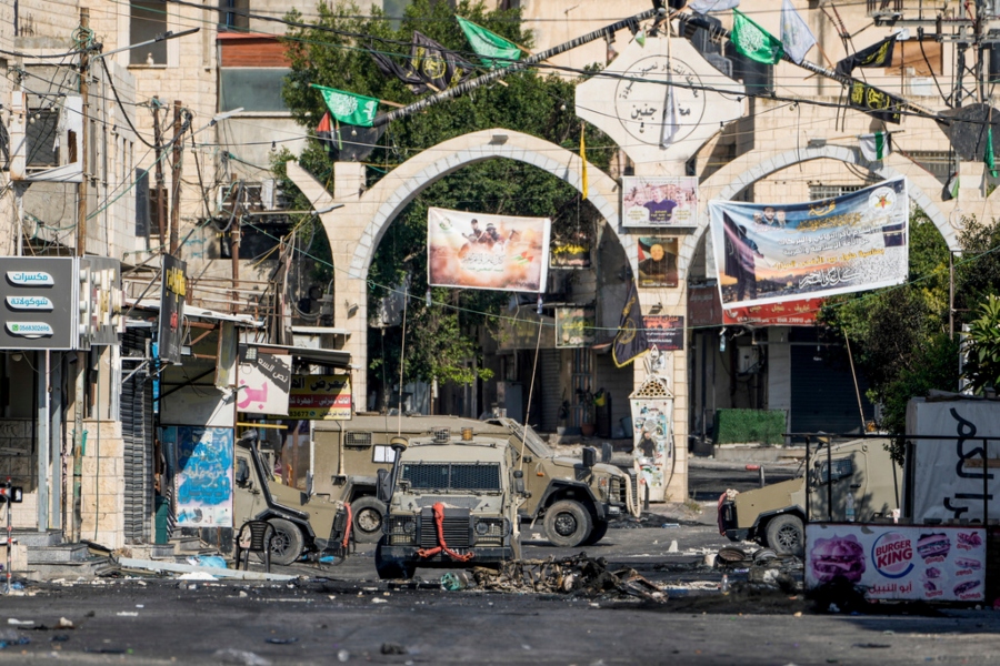 Vehículos militares yacen inmóviles durante una incursión militar israelí en el bastión insurgente | AP