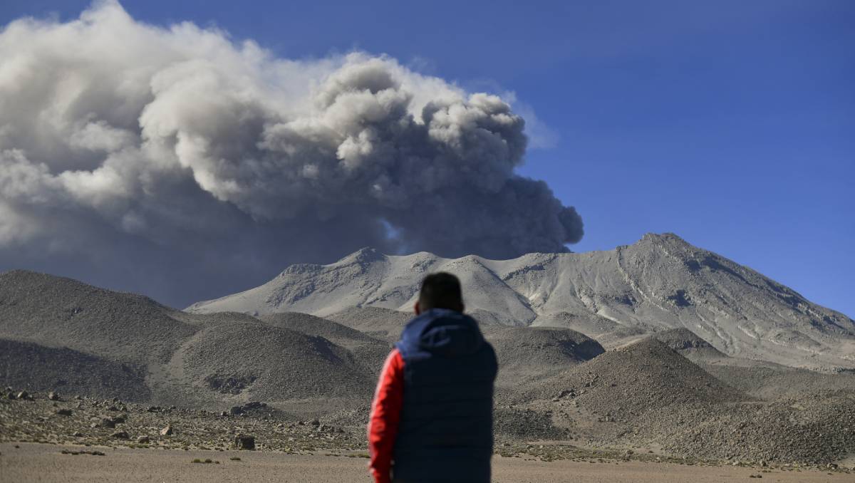 El volcán Ubinas en Perú comenzó a expulsar columnas de humo. (AFP).