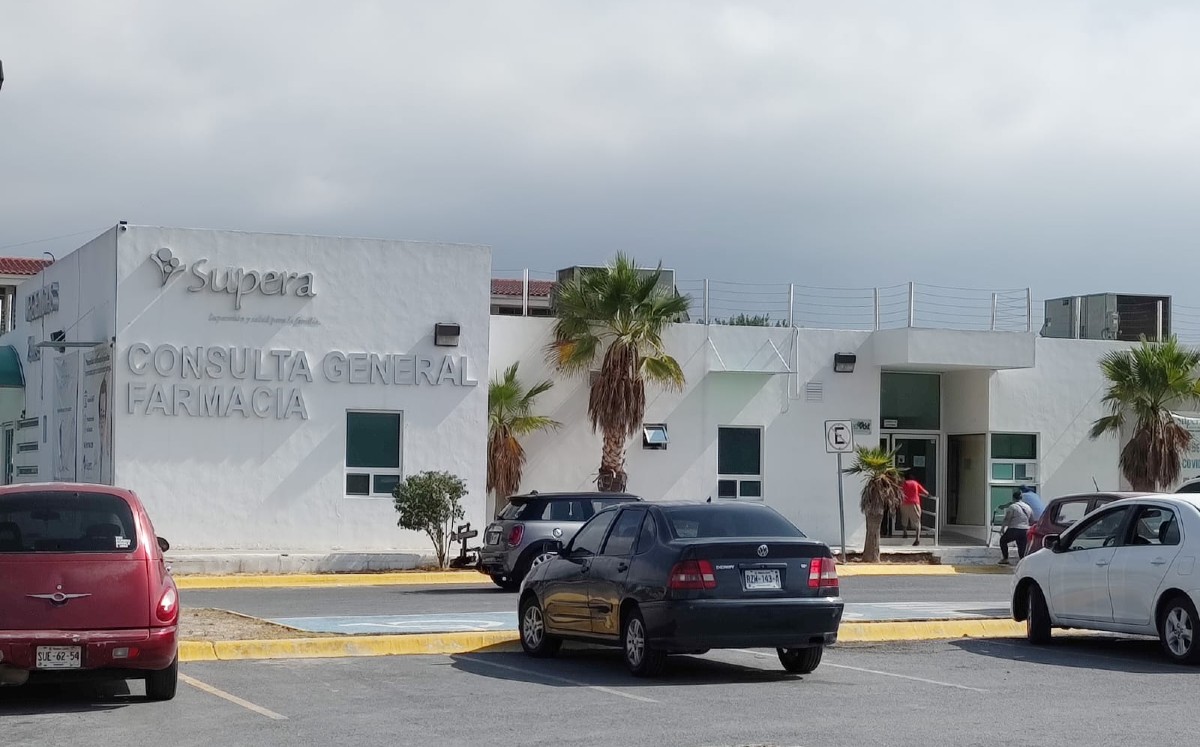 Una ambulancia traslado al custodio a un hospital de Monterrey. | Foto: Agustín Martínez