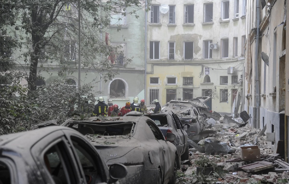 Equipos de emergencia evalúan estrategias tras el ataque en Leópolis, Ucrania (AP)