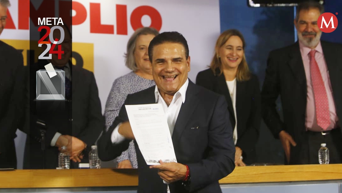 El ex gobernador de Michoacán se registró para competir por la candidatura. | Ariana Pérez