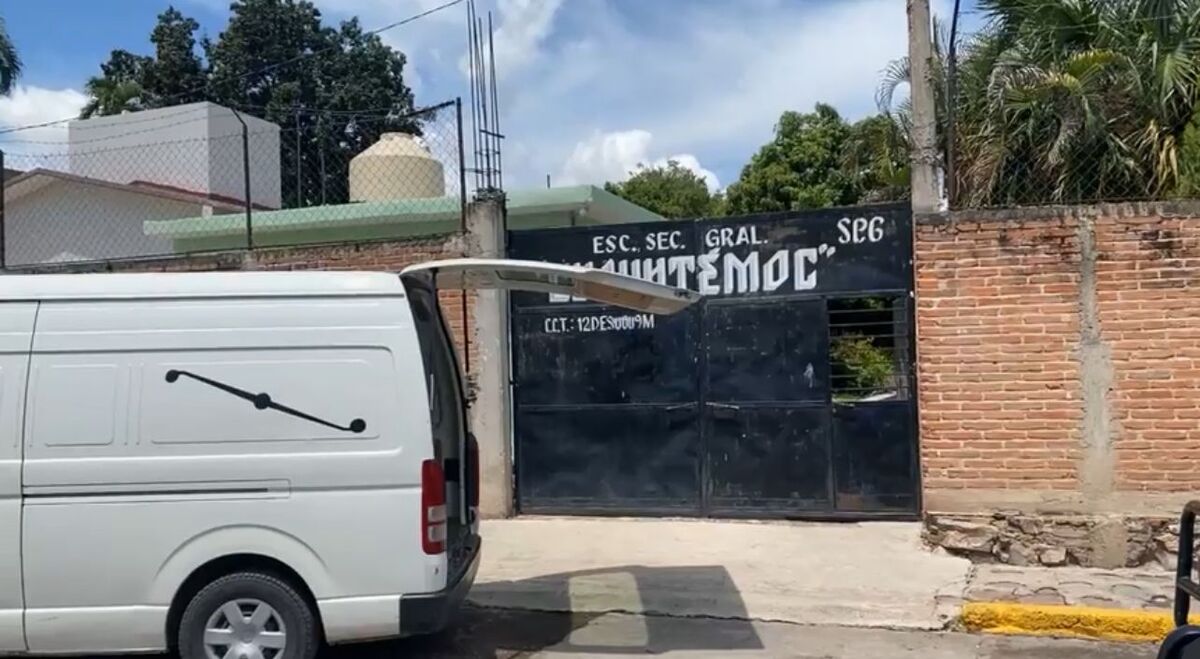 Hombres armados entraron a una secundaria y mataron a un profesor. | Especial