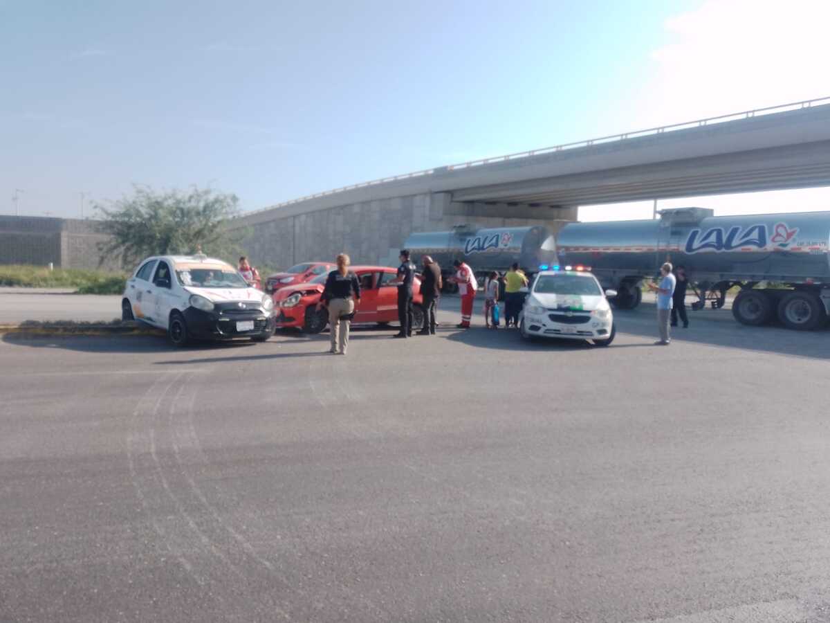 El lesionado conducía el vehículo de marca Nissan línea March color blanco, con placas del Servicio Público, el cual fue impactado por el Volkswagen.