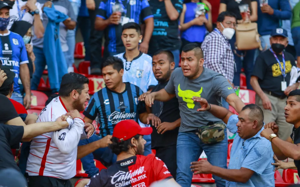 Liga MX, con la tarea pendiente de evitar la violencia en los estadios (AP)