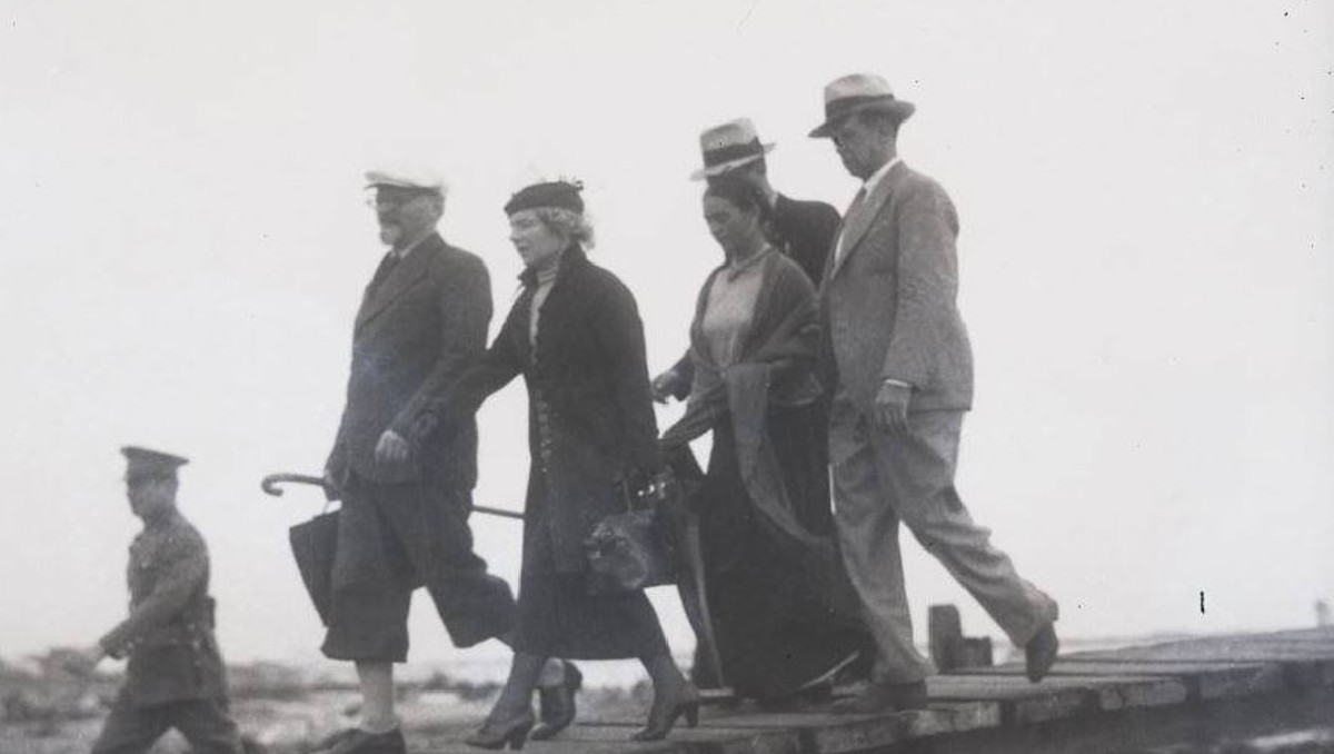 Llegada de León Trotsky y su esposa, Natalia Sedova a Tampico acompañados por Frida Kahlo. (Archivo General de la Nación)