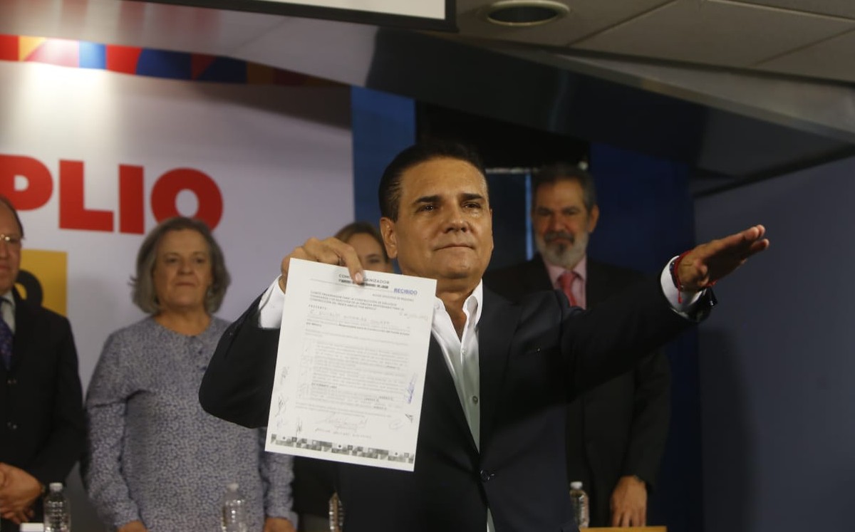 El perredista destacó que su partido es la pieza que le da sentido al Frente Amplio por México. (Ariana Pérez)