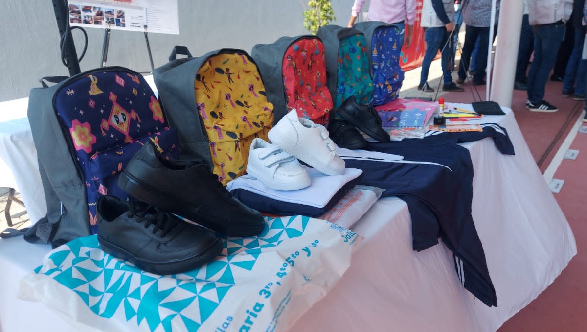Programa Recrea para la vida entrega mochilas, útiles, unformes y calzado a niños y niñas en Jalisco (Karla Victoria Rodríguez)