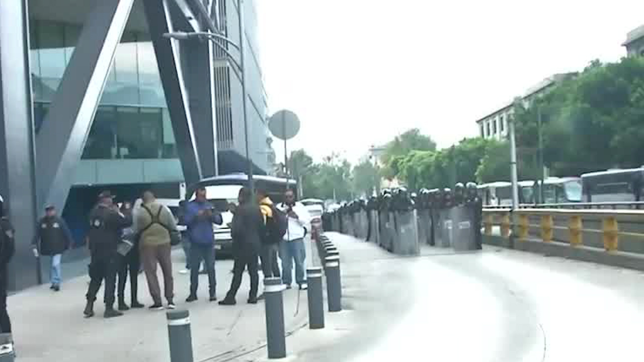 Toman edificio de BBVA en Paseo de la Reforma, protestan por embargos