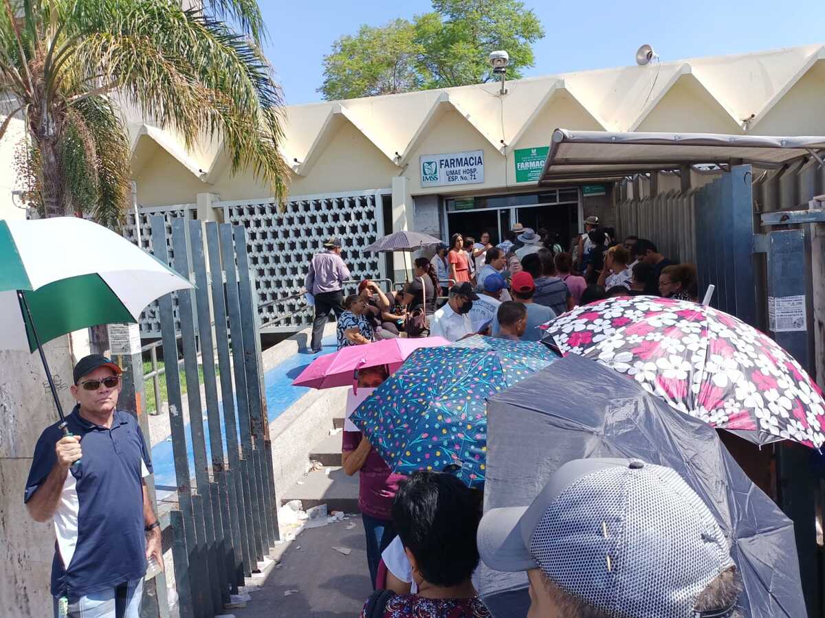 En Torreón, se desmayan 4 adultos en fila para farmacia de la clínica 16 del IMSS. | Especial