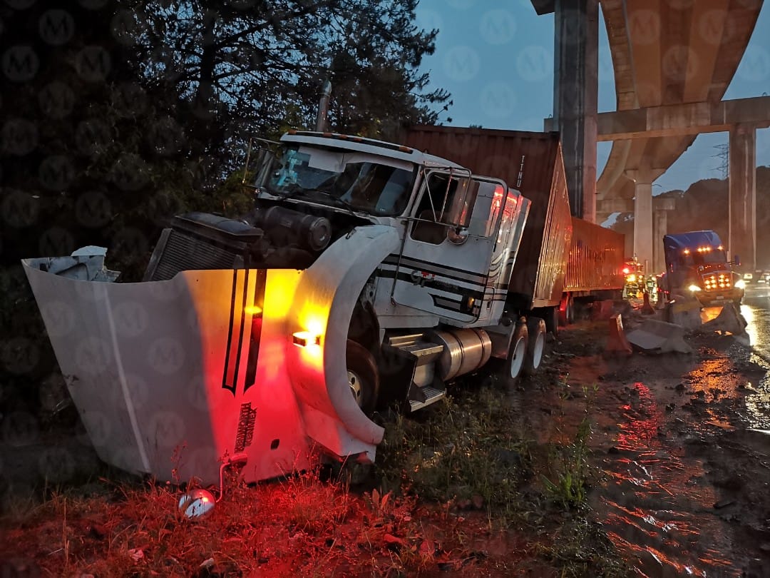 Tráiler choca contra autos  en autopista México-Toluca