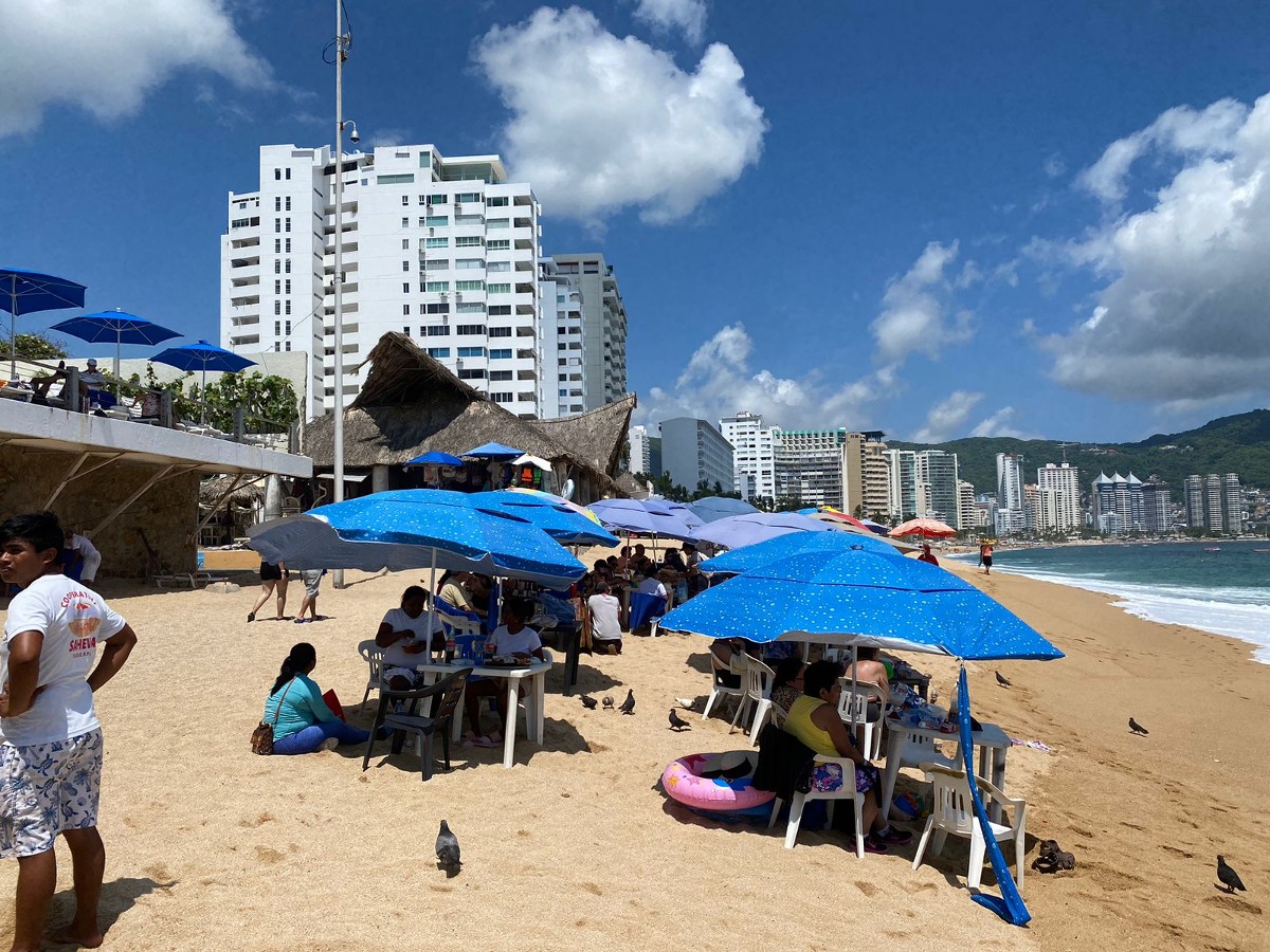 Enfrentamiento entre civiles armados en playa de Acapulco deja un herido