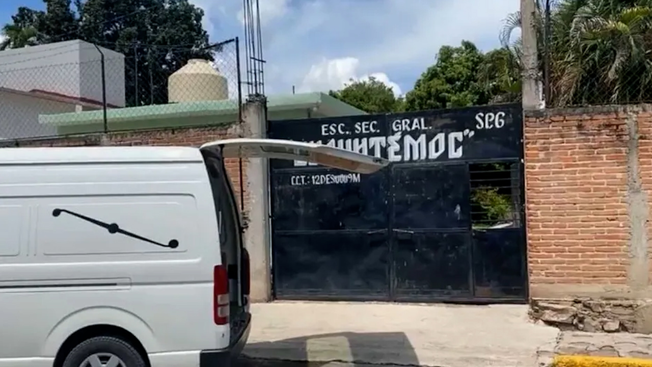 Irrumpen civiles armados en secundaria de Guerrero y asesinan a profesor