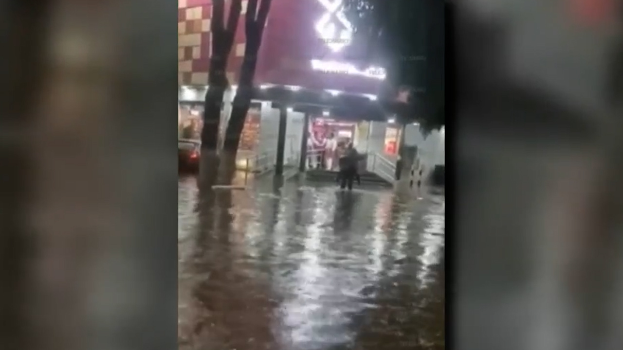 Niños quedan atrapados en guardería inundada por lluvias, en Tlalnepantla