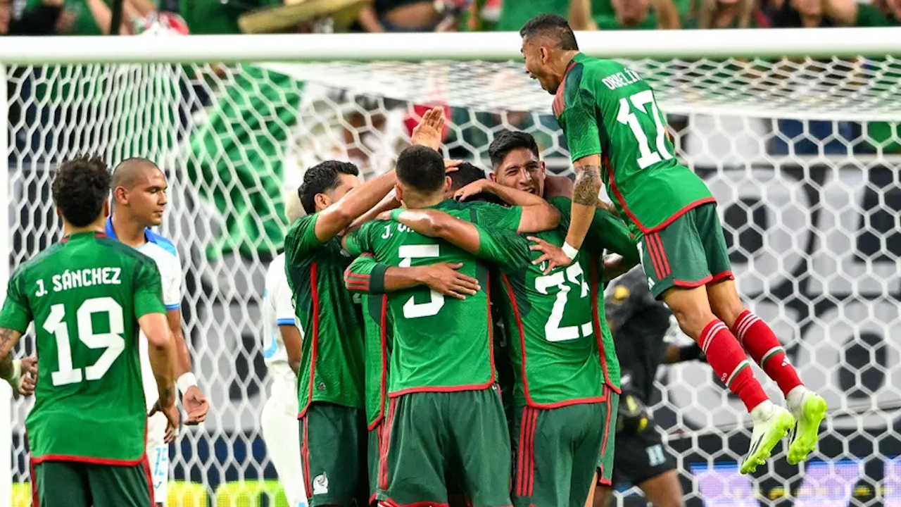 Selección mexicana llega a Dallas para enfrentar a Costa Rica en los cuartos de final de la Copa Oro