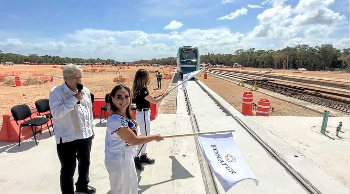 AMLO da 'banderazo' a primer vagón del Tren Maya en Cancún. (Especial)