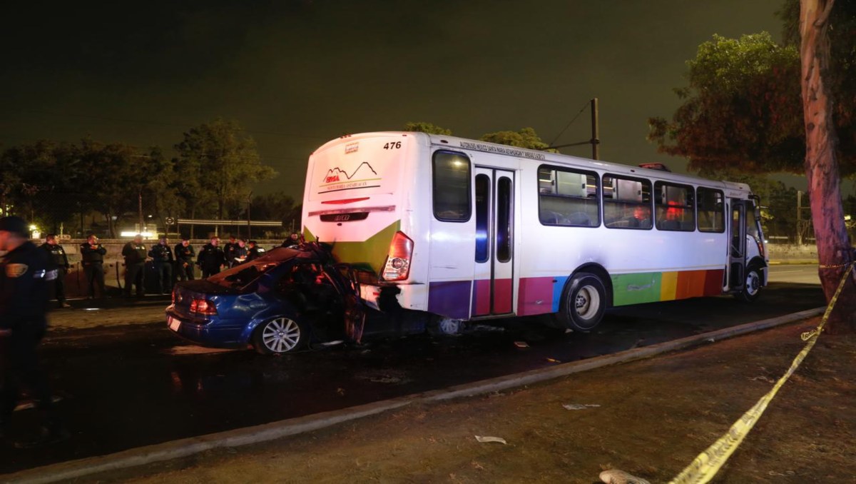 Auto a exceso de velocidad chocó contra camión de pasajeros | Especial