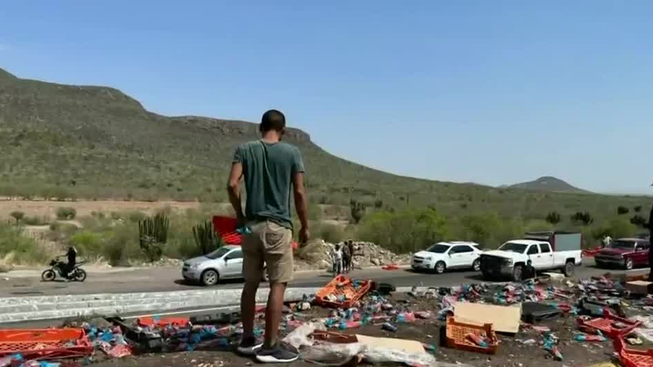 Mujer muere arrollada mientras robaba galletas de un tráiler volcado en carretera federal de Sinaloa