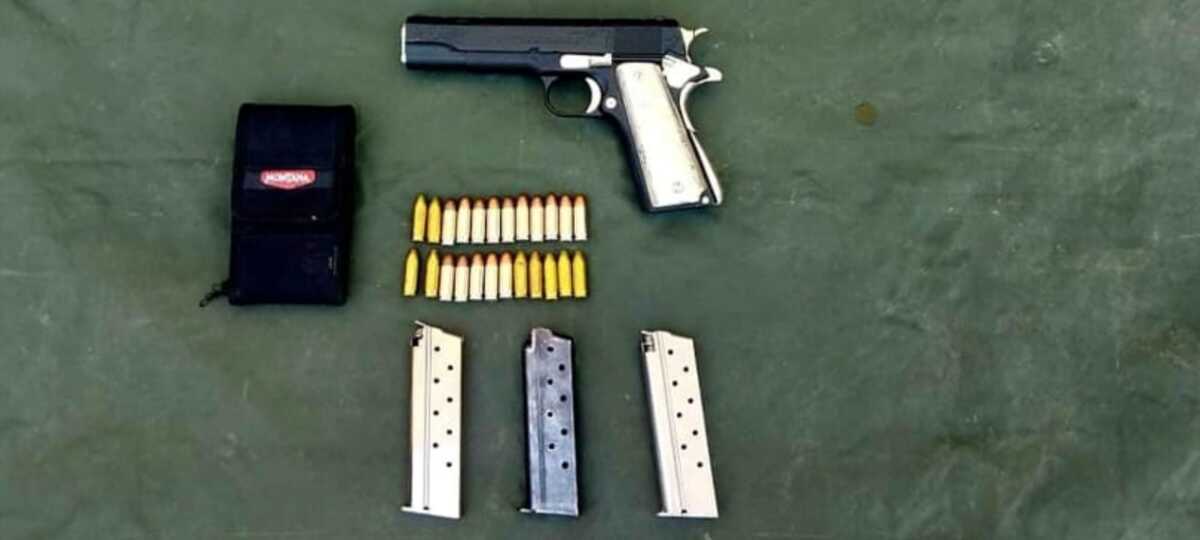 A los hombres se les aseguró un arma de fuero. | Especial