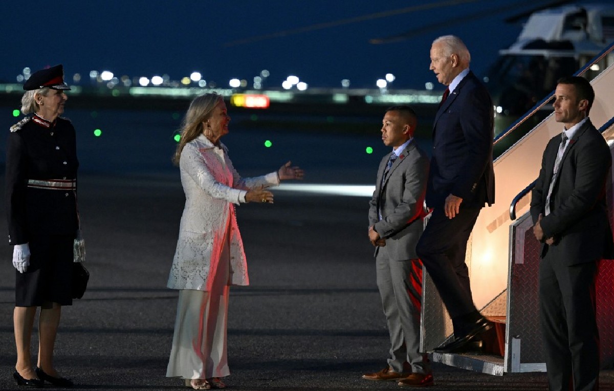 Biden bajando del Air Force One en el aeropuerto de Londres (AFP)