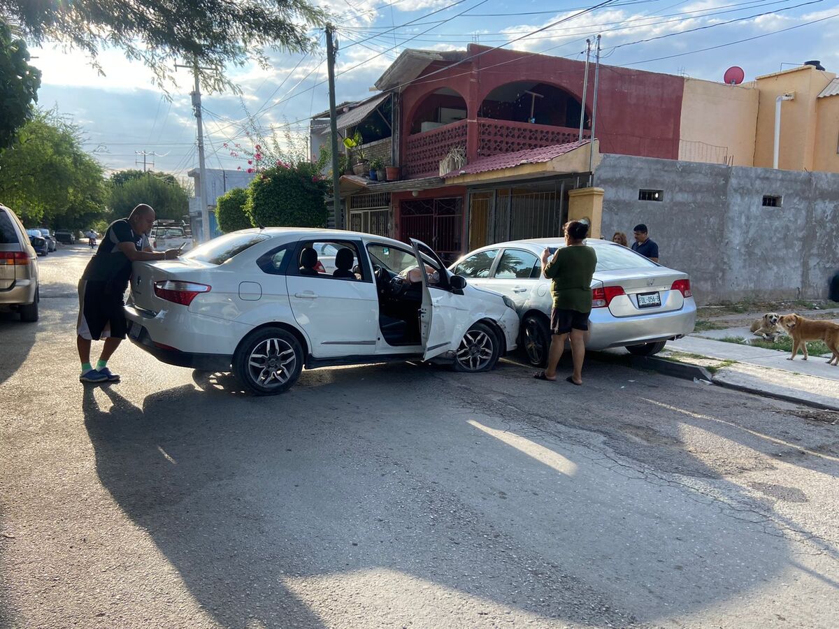 Conductor pierde el control y choca en Torreón; adulto mayor y adolescente resultan lesionados. | Especial