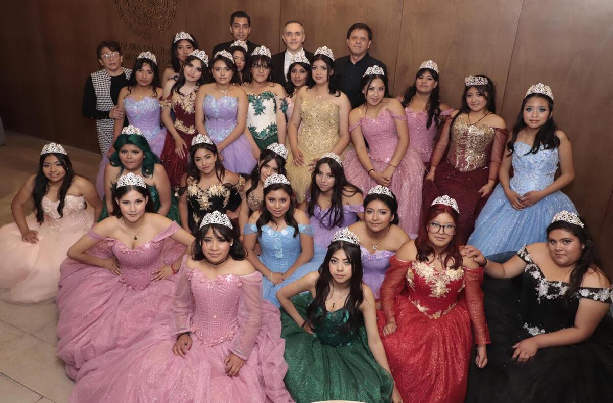 Cuajimalpa y fundación Unidos cumplen su sueño a 25 quinceañeras de escasos recursos. (Especial)