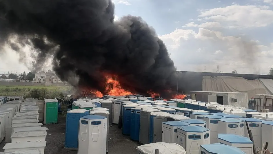 Incendio consume bodega de químicos en Tultitlán, Estado de México