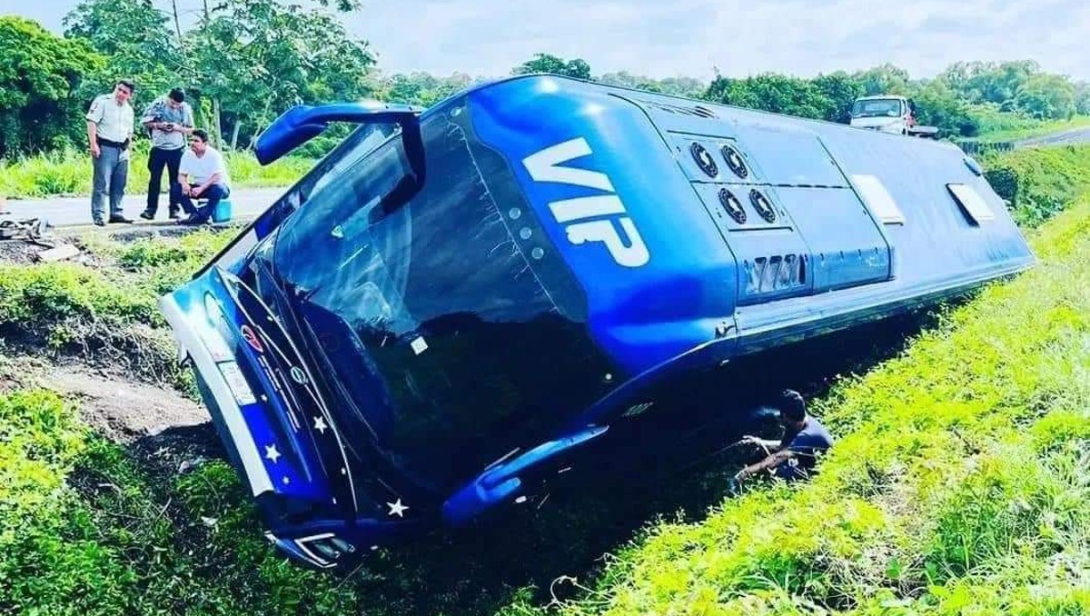 Autobús sufre asalto y termina volcado en Veracruz | Especial