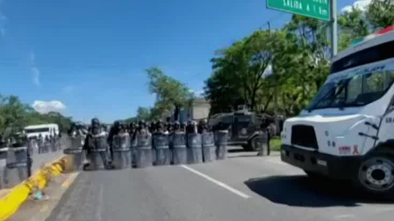 Intentan bloquear la carretera libre Acapulco-Chilpancingo pobladores de Quechultenango y Mochitlán