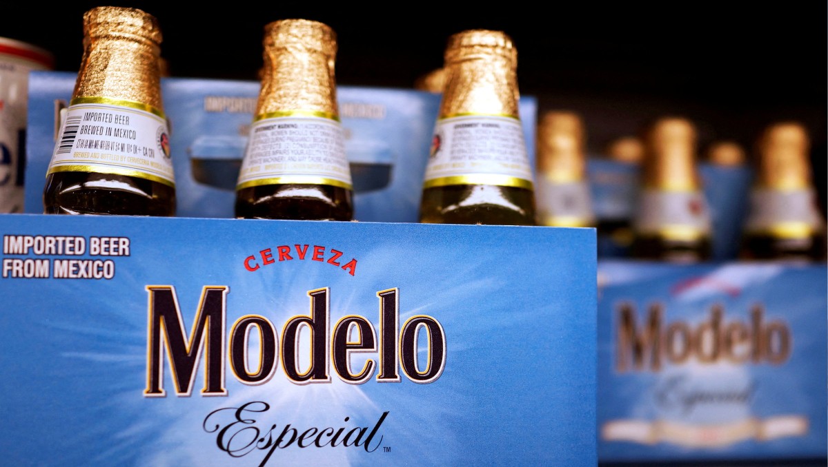 Botellas de cerveza Modelo en una góndola de supermercado en Los Angeles, California. Abril 2015. Foto: (Reuters)