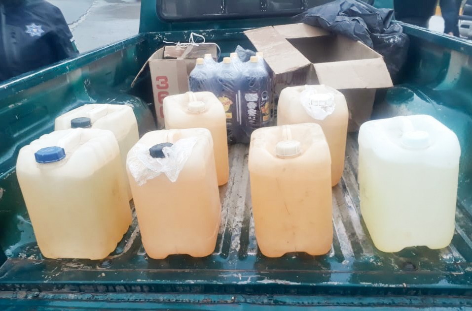 Se localizaron cuatro vehículos abandonados en caminos de terracería, los cuales tenían contenedores abastecidos con hidrocarburo (Cortesía)