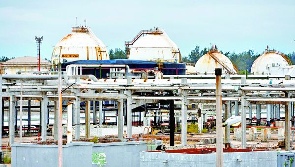 Pemex tiene que maximizar el valor de su cartera de infraestructura. REUTERS