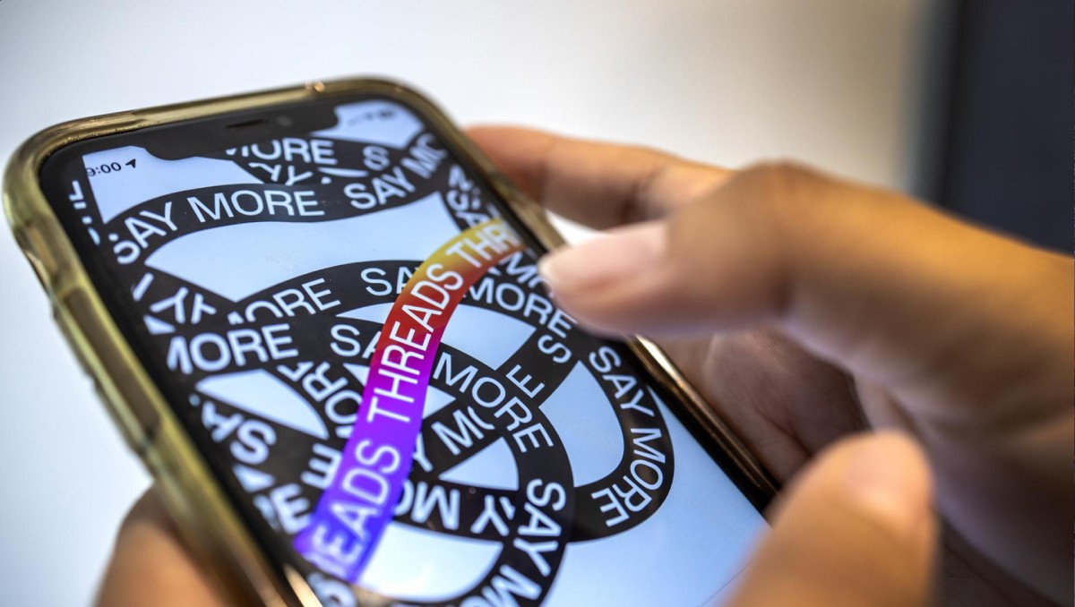 Una persona que utiliza un teléfono móvil inicia sesión en la nueva aplicación Threads en Miami, Florida, EE. Julio de 2023. Foto: (EFE)