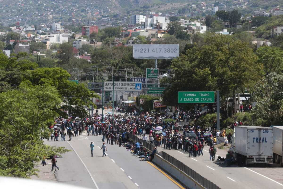 Bloqueo que mantienen organizaciones sociales sobre la Autopista del Sol. │Jesús Quintanar