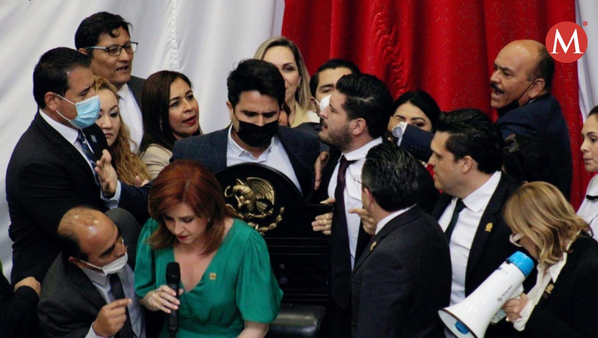 Bronca entre diputados locales de Morena y PAN en el Congreso de Tamaulipas.