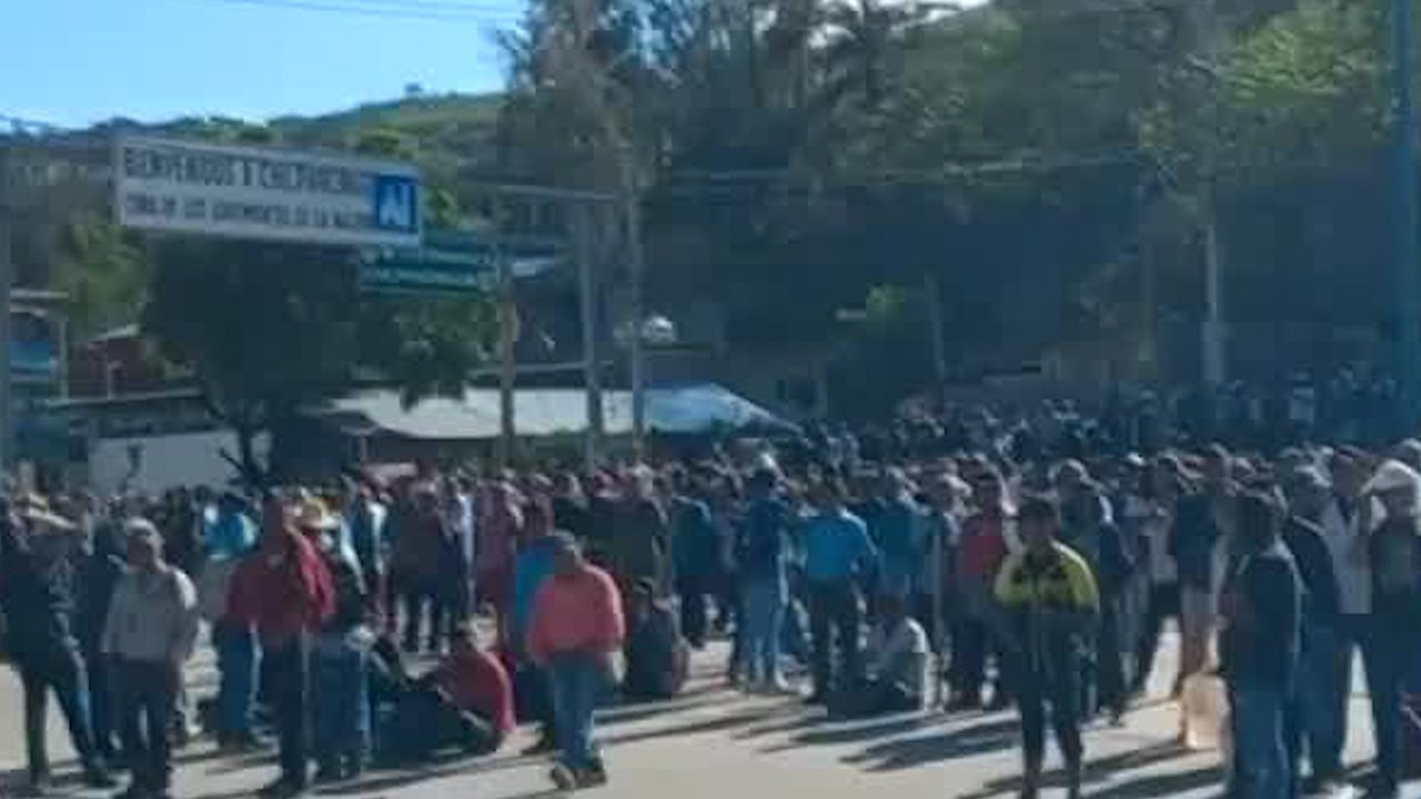 En Guerrero, piden a manifestantes moverse al Palacio de Gobierno y liberar Autopista del Sol