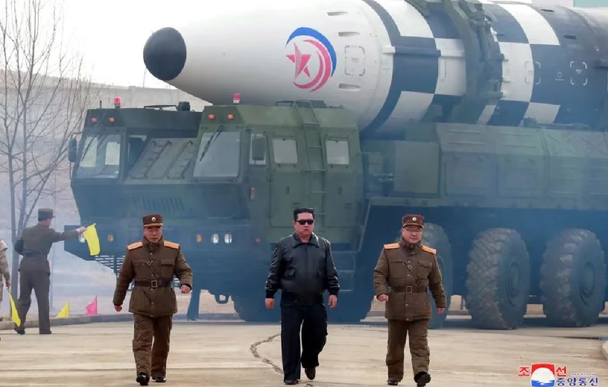 Líder norcoreano Kim Yong Un de espaldas a misil tipo balístico (Reuters)