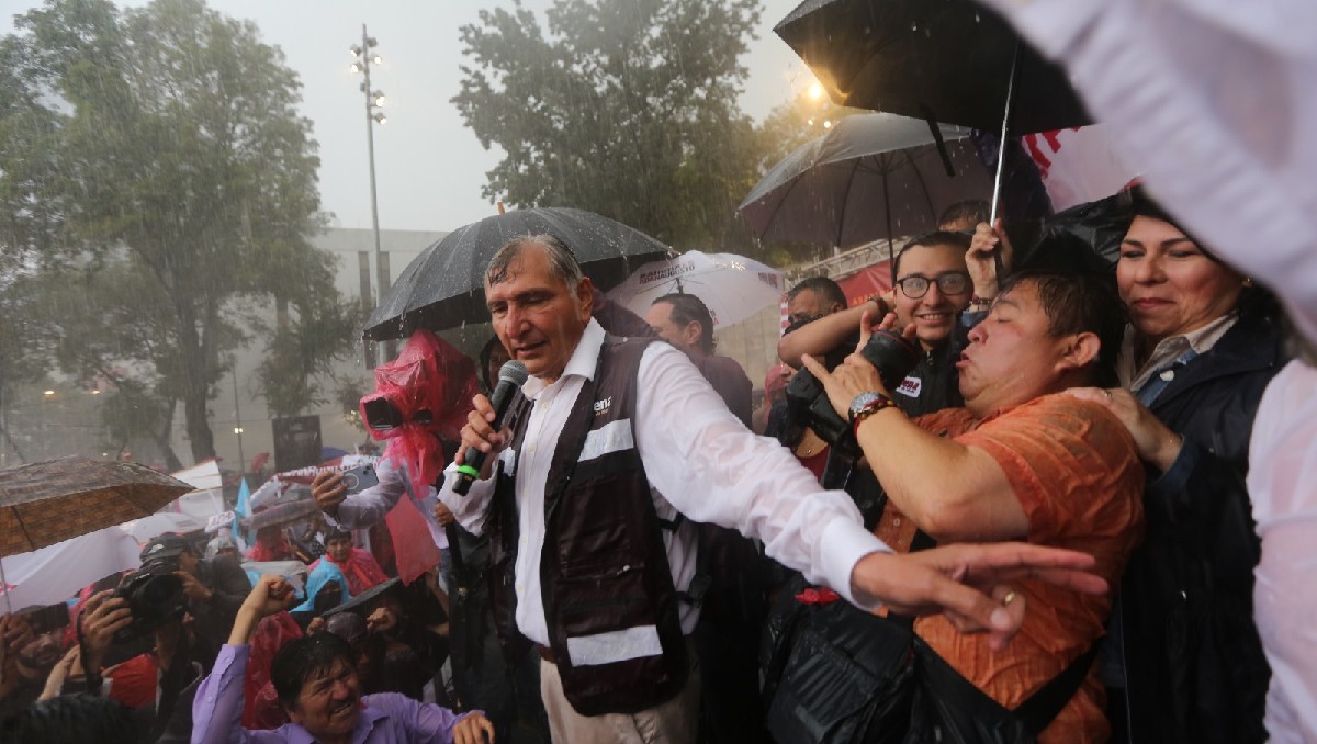 La lluvia en la CdMx orilló a Adán Augusto López a acortar su mensaje. | Jorge Carballo