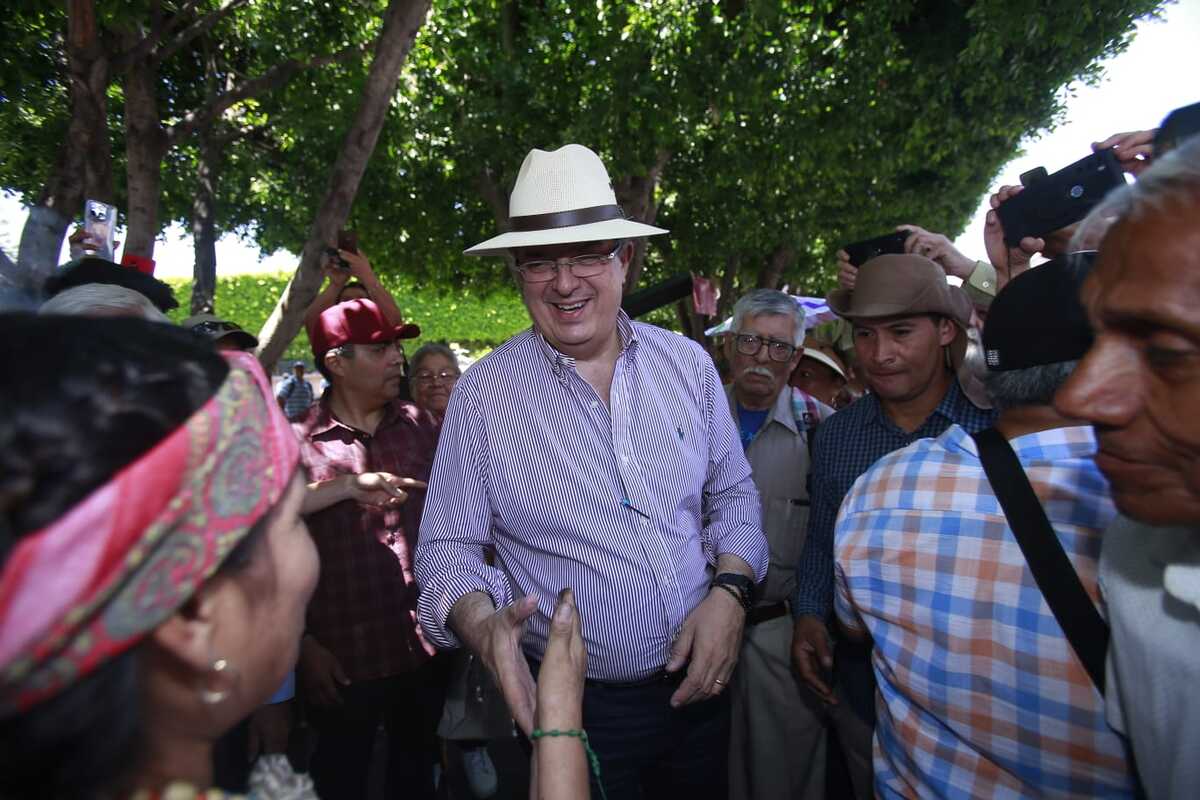 Marcelo Ebrard en la plaza Central de Celaya Guanajuato. │Juan Carlos Bautista
