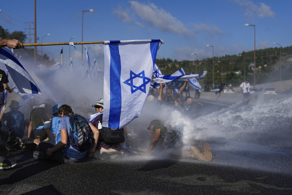 La policía israelí utiliza un cañón de agua para dispersar a los manifestantes que bloqueaban una autopista a Jerusalén | AP