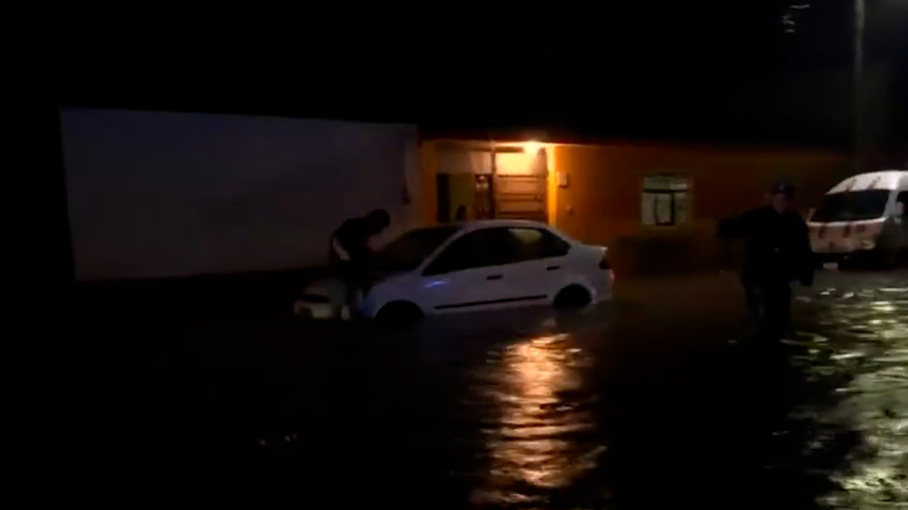 Realizan labores de limpieza en Tecámac tras inundaciones de hasta 70 centímetros