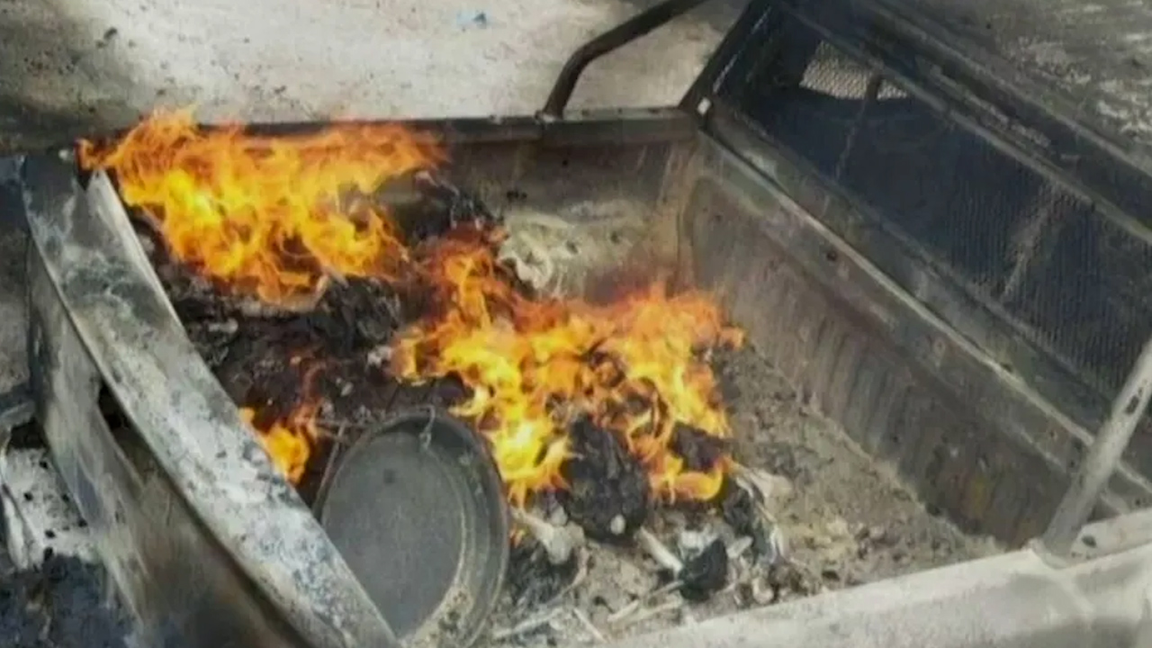 Reportan dos muertos tras enfrentamientos y quema de vehículos en carretera de Apatzingán