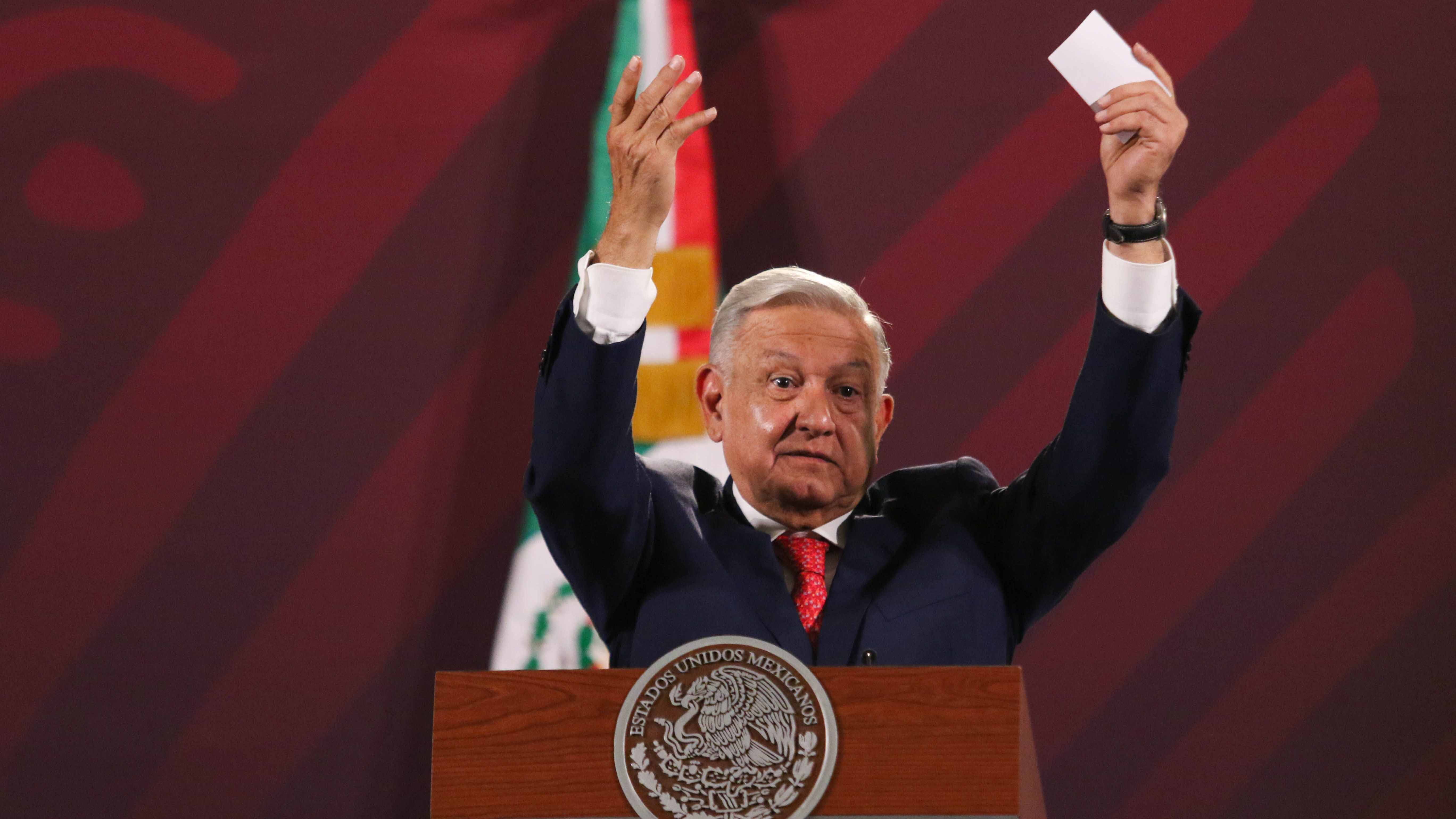 "Se termina muy cansado": AMLO cuenta como repartía volantes en los camiones
