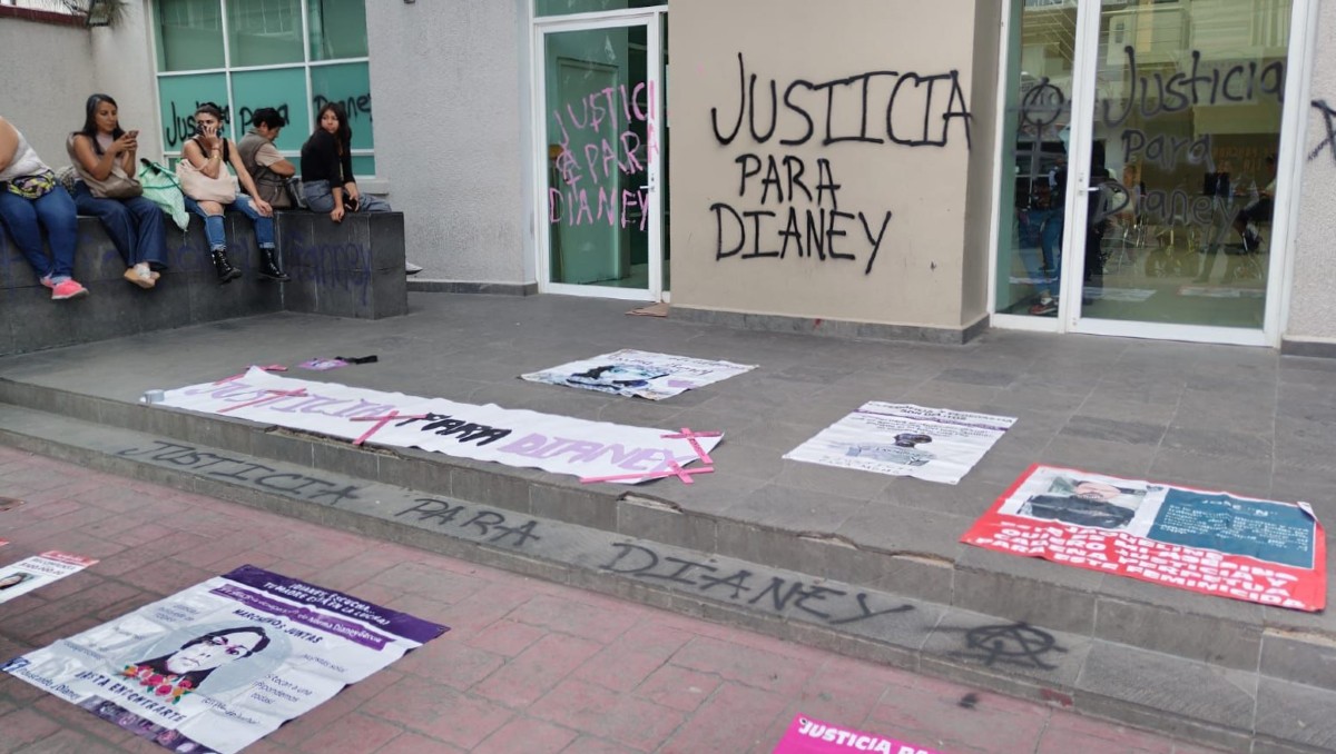 Acompañada de colectivos feministas, realizaron pintas y ataron pancartas para presionar a las autoridades. | Especial