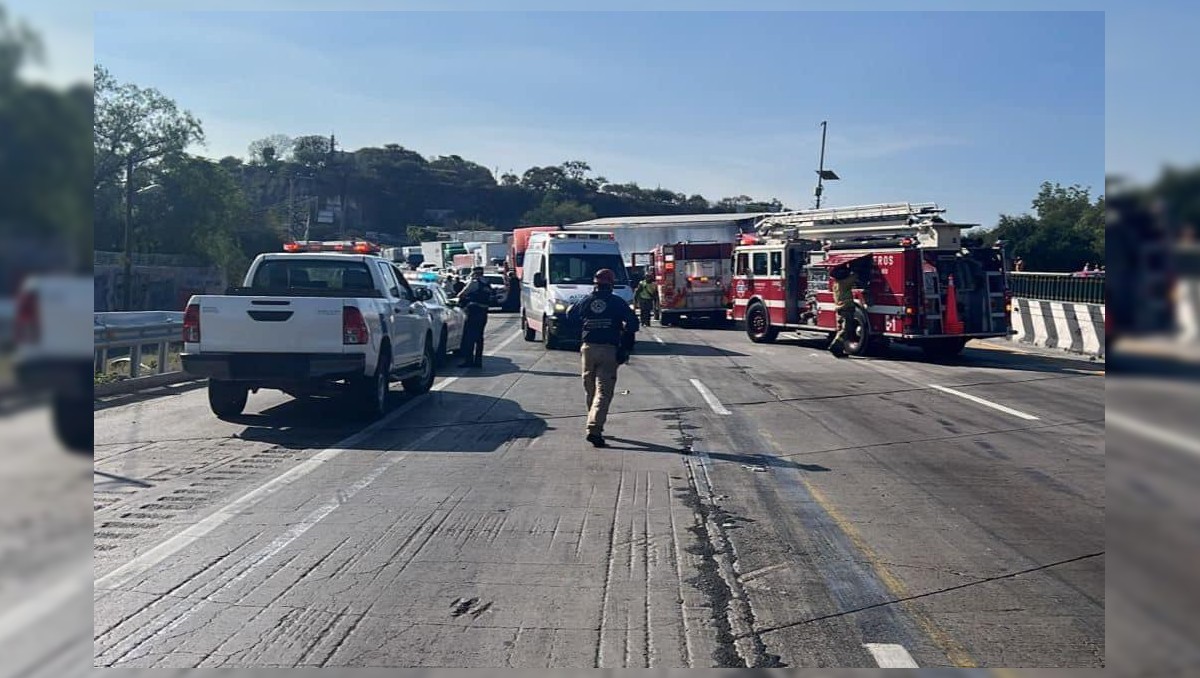 Autopista México-Querétaro bloqueada en ambos sentidos por carambola