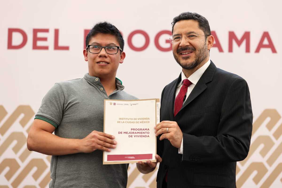 Batres entrega créditos de vivienda en Cuauhtémoc
