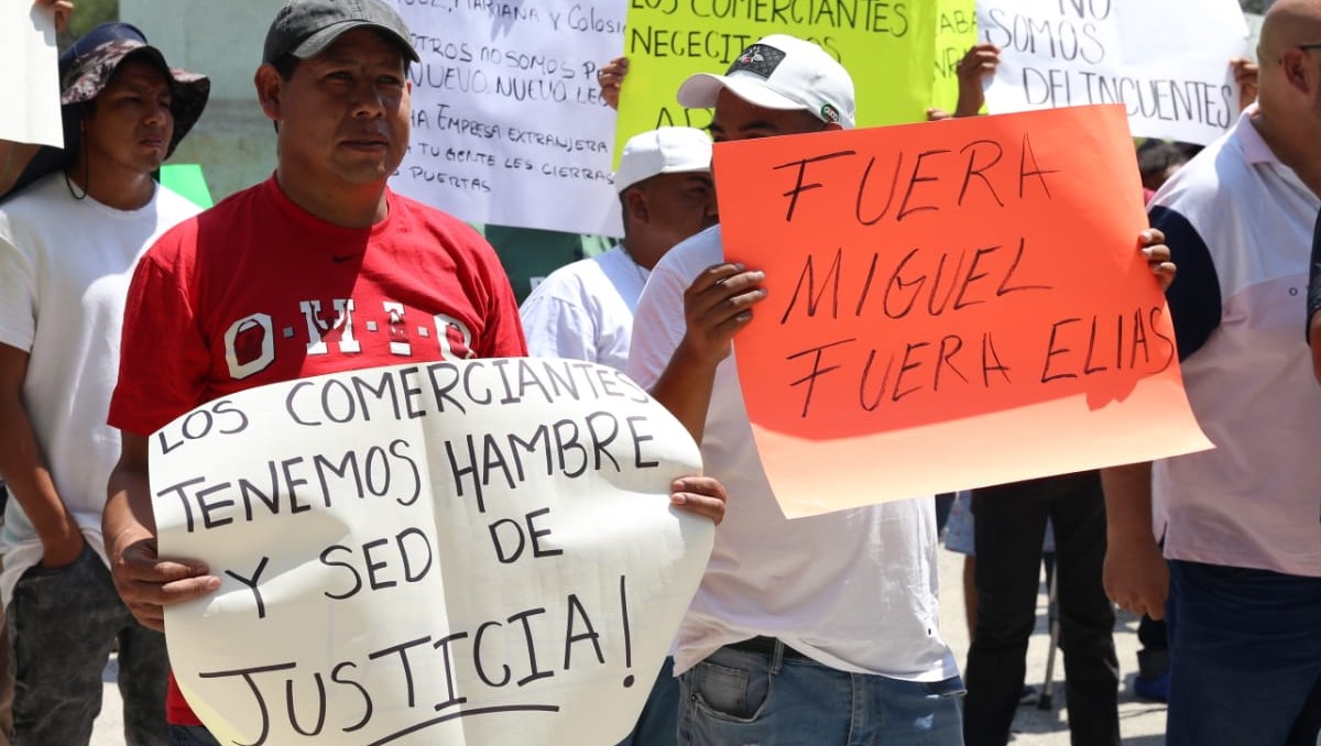 Comerciantes de la CROC llevaban pancartas en contra del alcalde Colosio, y lanzaban gritos pidiendo su salida del municipio/ Raúl Palacios