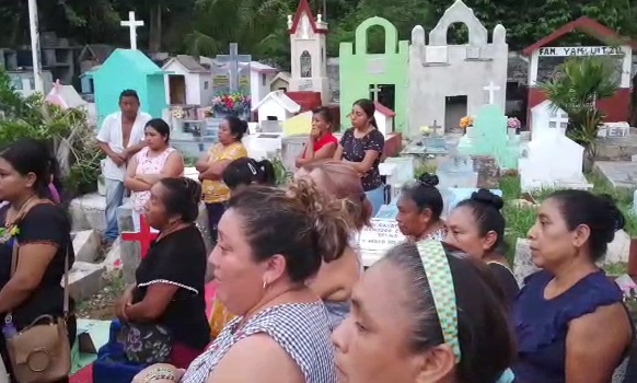 Familiares y amigos de la menor en el panteón municipal.